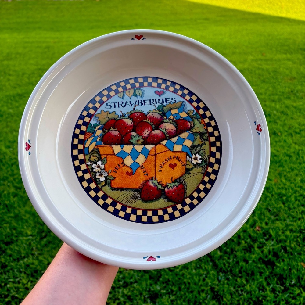Susan Winget 1993 strawberry theme pie plate New in box *Box shows wear*